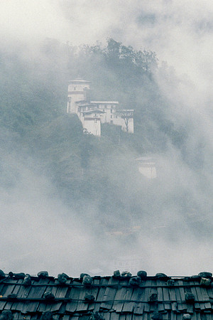 Temples above Tongsa