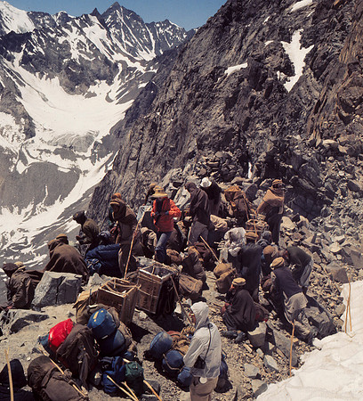 PORTERS AND TREKKERS, HINDU KUSH