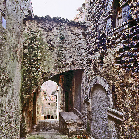 STONE PASSAGEWAY, TUSCAN