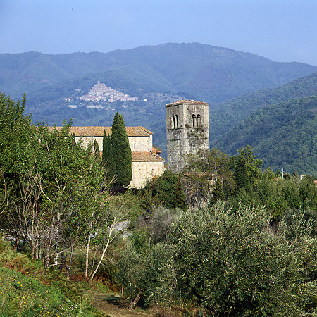 LOOK ACROSS AT TUSCANY VILLAGE - VAL DI FAVORA