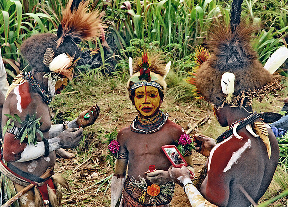 3-3. Each Huli Dancer Applies His Own Make-Up
