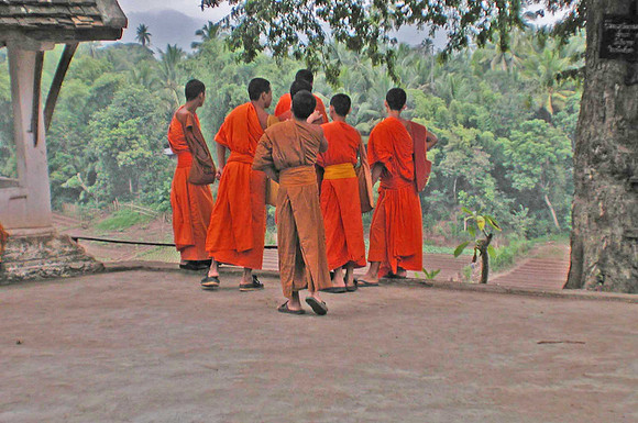 YOUNK MONKS VIEWING THE MEKONG RIVER-2