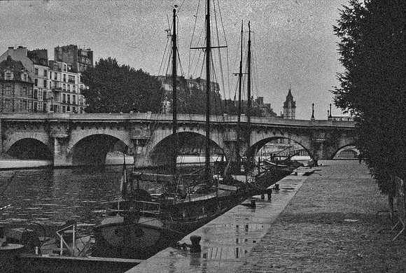 b-w Docking Along the Seine